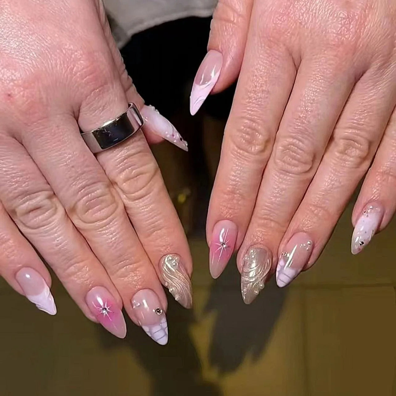 24pcs White Flower Fake Nail Tips Ins Yellow Pink Blush False Nails Wearable Full Cover European Almond Shaped Press on Nails