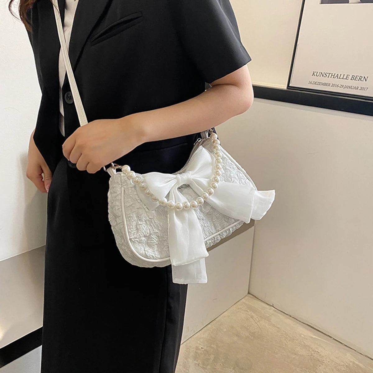 White folds pop retro bow bag Female Pearl handle New fashion pearl armpit shoulder crossbody bag 1 outfit