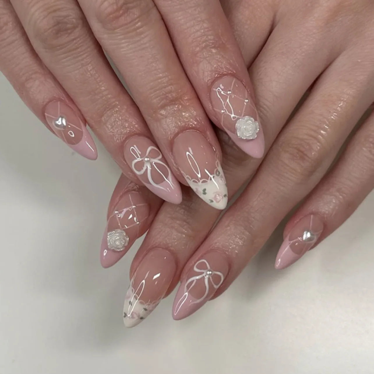 24pcs White Flower Fake Nail Tips Ins Yellow Pink Blush False Nails Wearable Full Cover European Almond Shaped Press on Nails