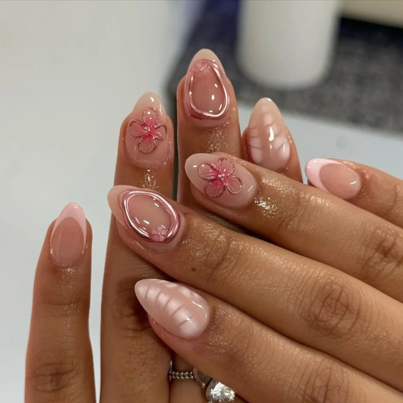 24pcs White Flower Fake Nail Tips Ins Yellow Pink Blush False Nails Wearable Full Cover European Almond Shaped Press on Nails