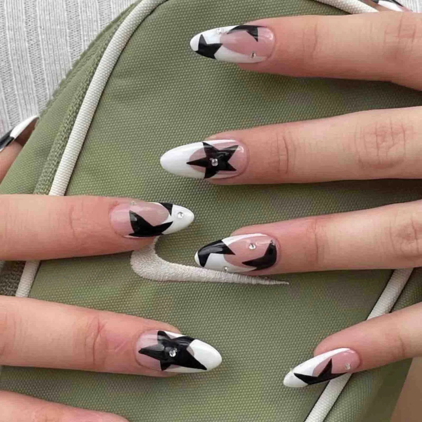 Short French Fake Nails Black Bow Design Press on Nail Tips with Glitter Love Heart Pattern Artificial Nail Tips for Girls 24pcs