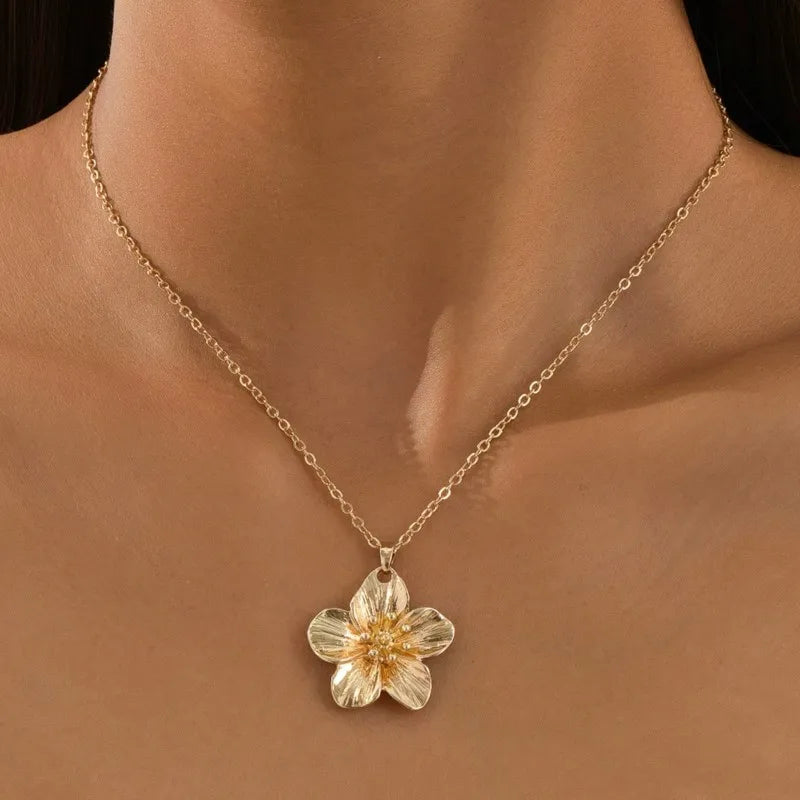 Golden Dopamine Style Flower Pendant Necklace for Women 2025 New Trend Wrinkled Choker Wedding Gifts Accessories
